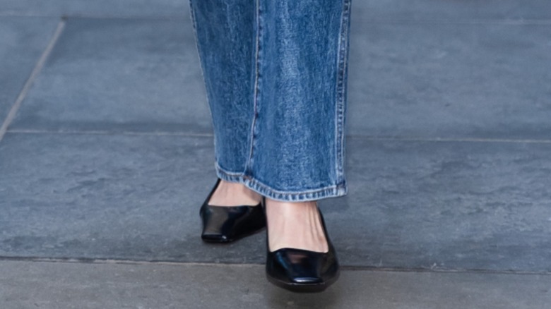 Les escarpins noirs d'Olivia Munn avec un jean cloisonné bleu