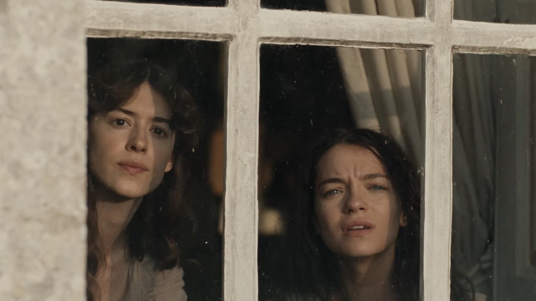 Daisy Edgar-Jones et Esmé Creed-Miles dans Sens et sensibilité