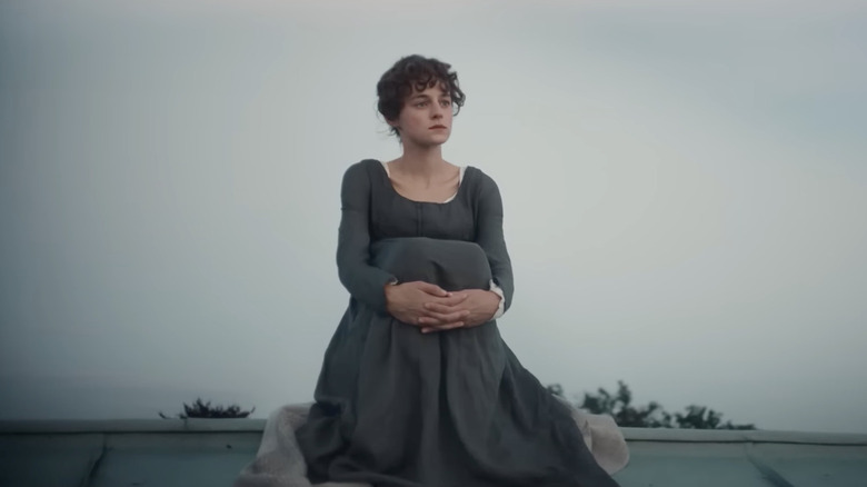 Emma Corrin dans Orgueil et préjugés