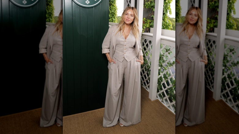 Sienna Miller porte un costume trois pièces à la coupe décontractée et oversize
