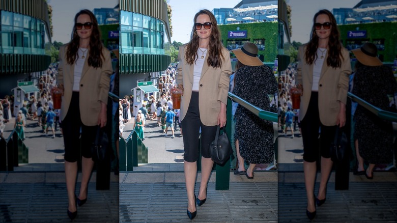 Michelle Dockery portant un blazer marron clair et un capris noir