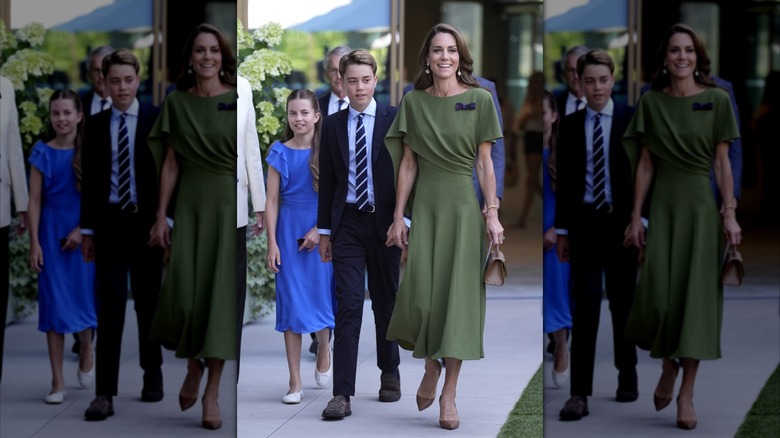 Catherine, princesse de Galles, marchant dans une robe verte avec son fils Prince George et sa fille la princesse Charlotte derrière elle