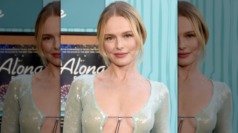 Gros plan de Kate Bosworth regardant la caméra tout en posant à la première de Netflix 