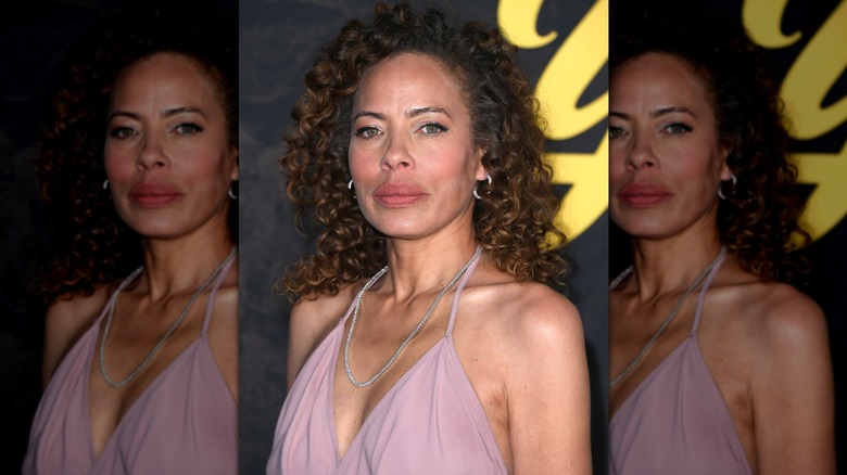 Tawny Cypress regardant la caméra en 2025 