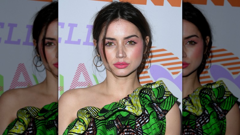 Ana de Armas regarde la caméra lors du lancement de la collection automne 2018 de Stella McCartney