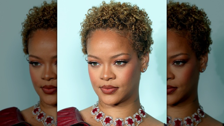 Gros plan de Rihanna regardant hors caméra lors du lancement de la marque Fenty Hair en 2024
