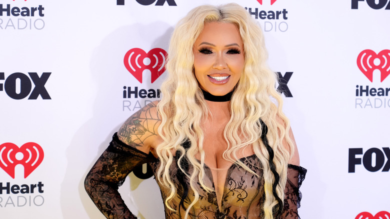 Bunnie Xo sourit sur le tapis rouge en 2024