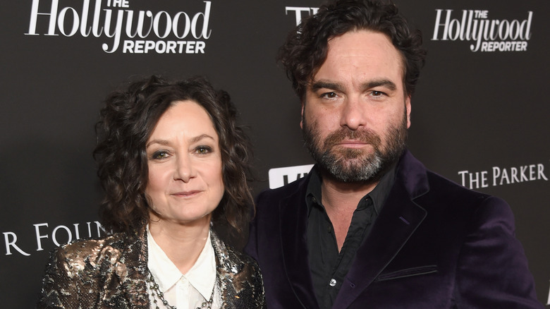 Sara Gilbert et Johnny Galecki photographiés ensemble sur le tapis rouge en 2019