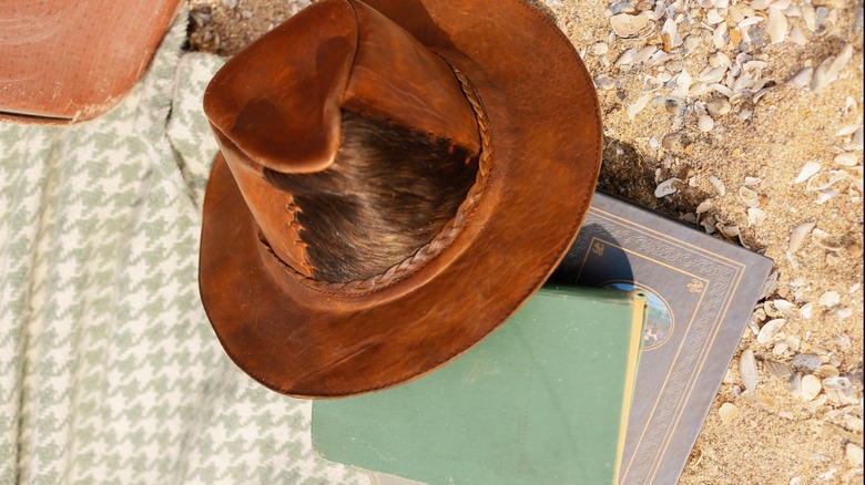 Chapeau de cowboy sur une pile de livres