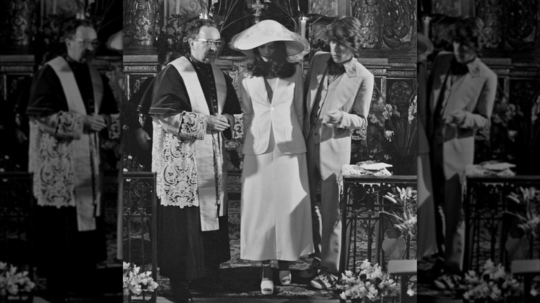 Bianca Jagger et Mick Jagger avec un prêtre le jour de leur mariage
