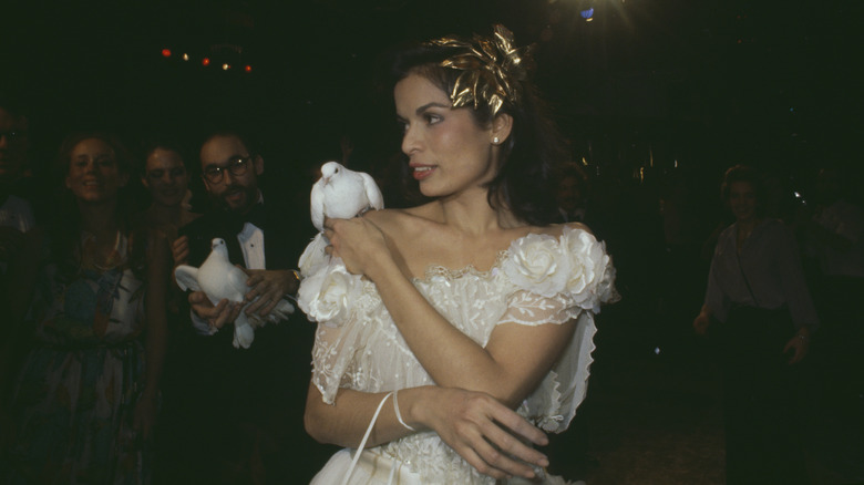 Bianca Jagger avec une colombe sur l'épaule au Studio 54