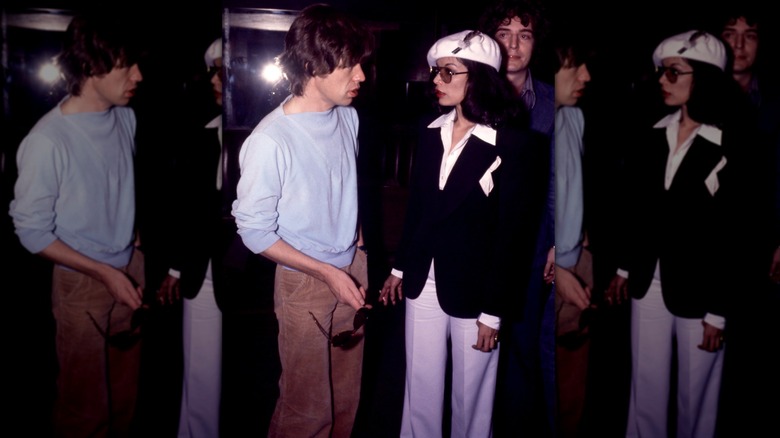 Mick et Bianca Jagger sortent avec un groupe de personnes