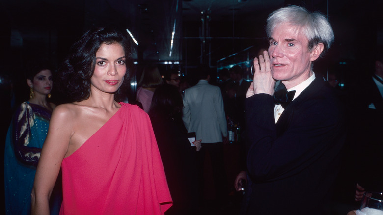 Bianca Jagger en rouge et Andy Warhol en smoking lors d'un événement