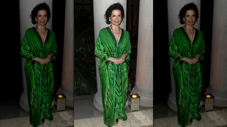 Bianca Jagger dans un caftan vert émeraude lors d'un événement à New York