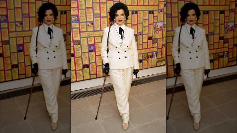 Bianca Jagger dans un costume blanc avec un nœud papillon noir lors d'un événement