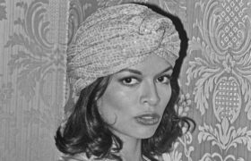 10 des tenues les plus emblématiques de Bianca Jagger de tous les temps