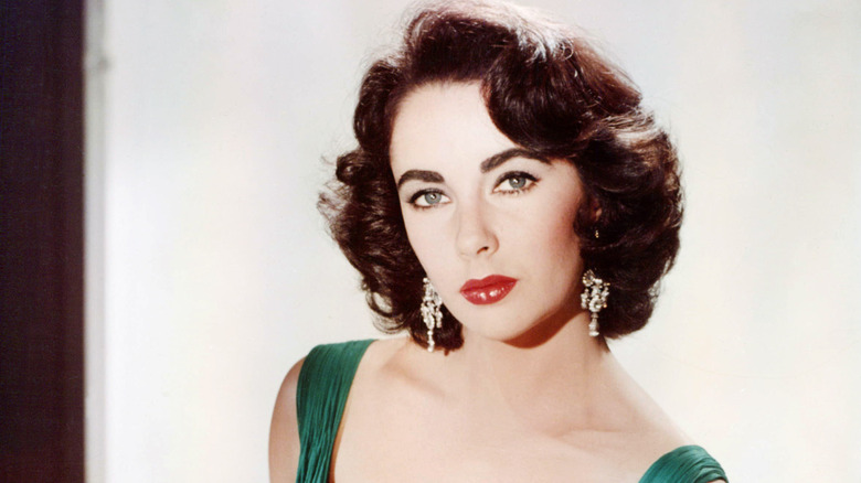 Elizabeth Taylor posant en 1950
