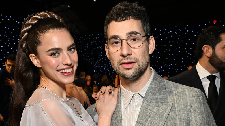 Margaret Qualley dans une robe bleu clair avec un bandeau tressé avec Jack Antonoff lors d'un événement