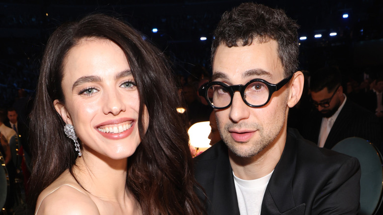 Margaret Qualley dans une robe sans manches et Jack Antonoff lors d'un événement