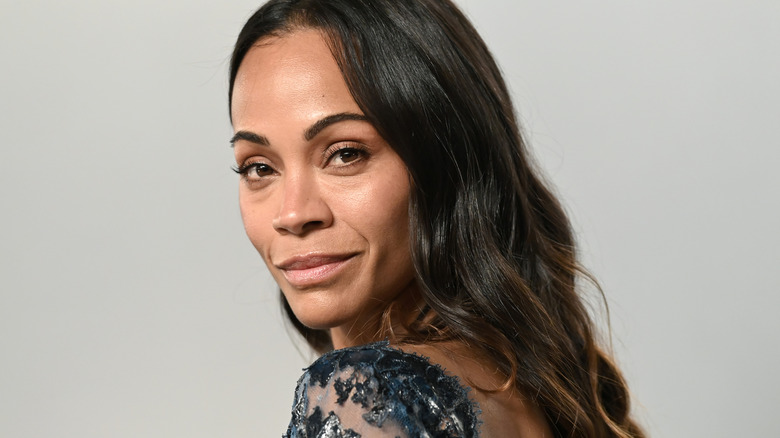 Zoe Saldaña sourit sur le tapis rouge en 2026