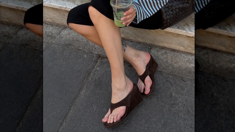 L'influenceuse de style Alexandra Eklund montre ses chaussures chaton compensées via une publication Instagram
