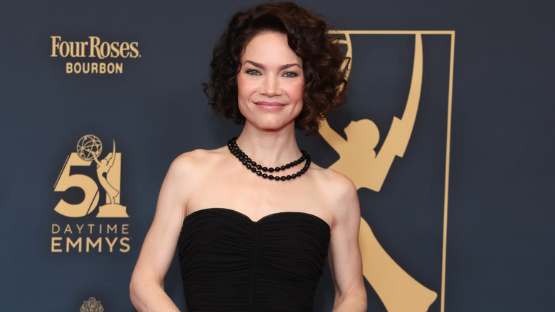 Rebecca Herbst sourit sur le tapis rouge en 2024