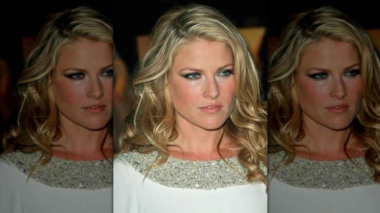 Ali Larter avec des boucles bouclées et une robe blanche à col pailleté