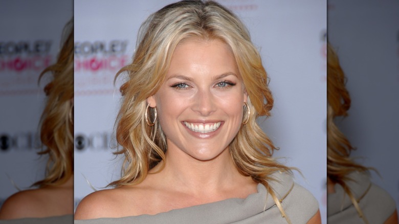 Ali Larter avec des boucles bouclées portant des boucles d'oreilles créoles