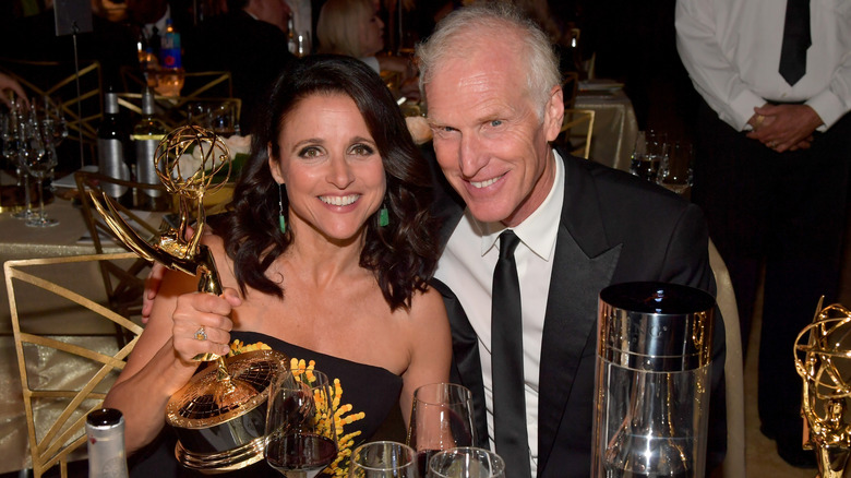 Julia Louis-Dreyfus et Brad Hall aux Emmy Awards 2017