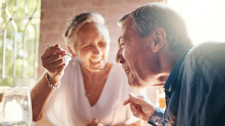 Femme plus âgée appréciant le dîner avec un homme