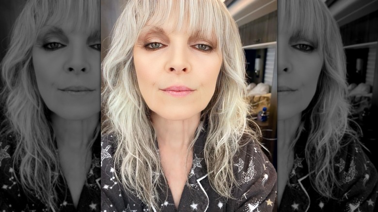 Pat Benatar regarde la caméra en 2025