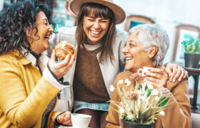 Des habitudes quotidiennes pour aider les femmes âgées à maintenir leur cercle social fort
