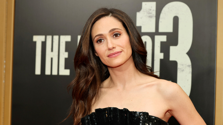 Emmy Rossum sourit sur le tapis rouge en 2026