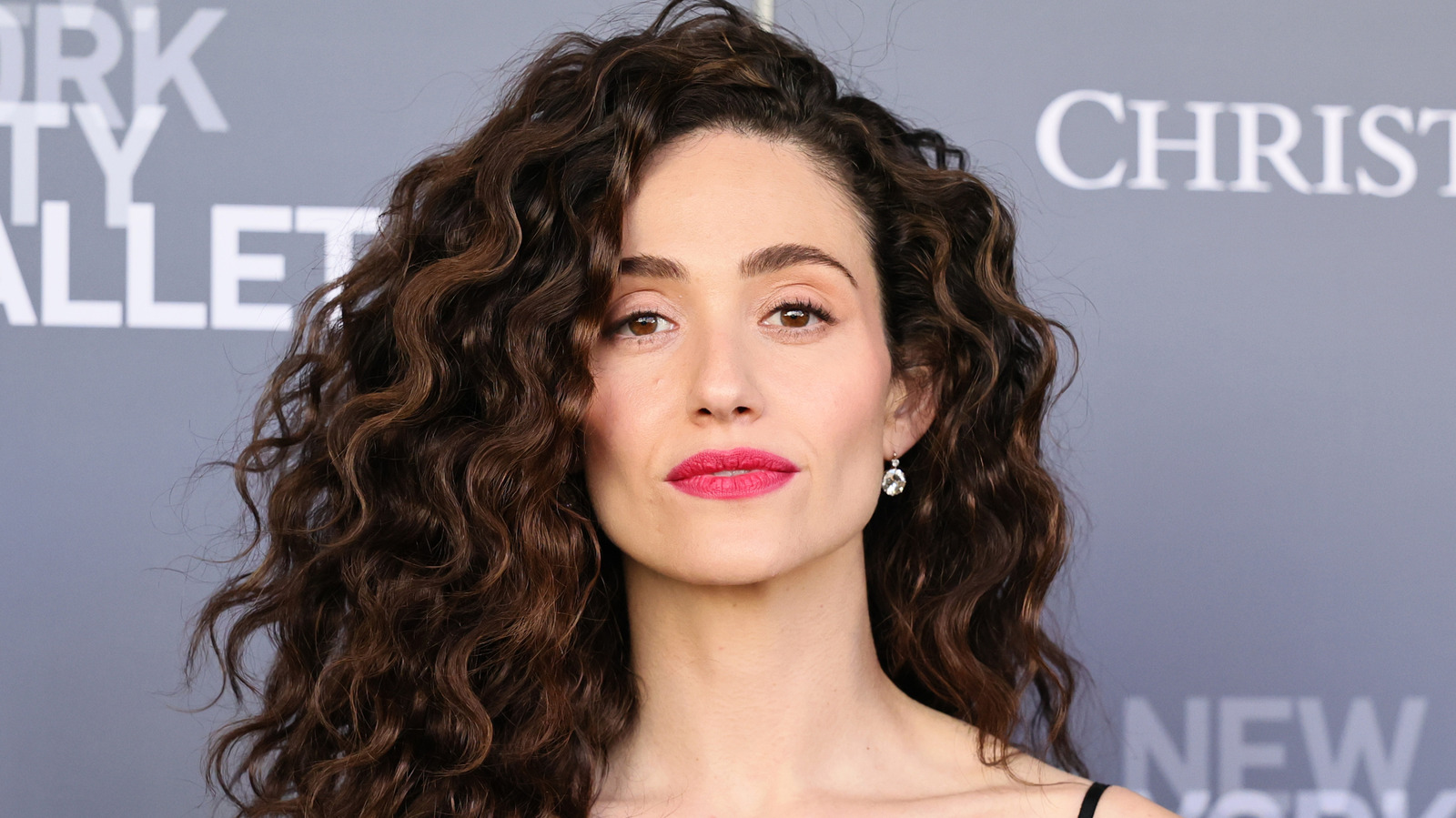 Le mariage d'Emmy Rossum à 21 ans est une leçon pour les femmes du monde entier : "Vous n'êtes pas obligé de faire ça"