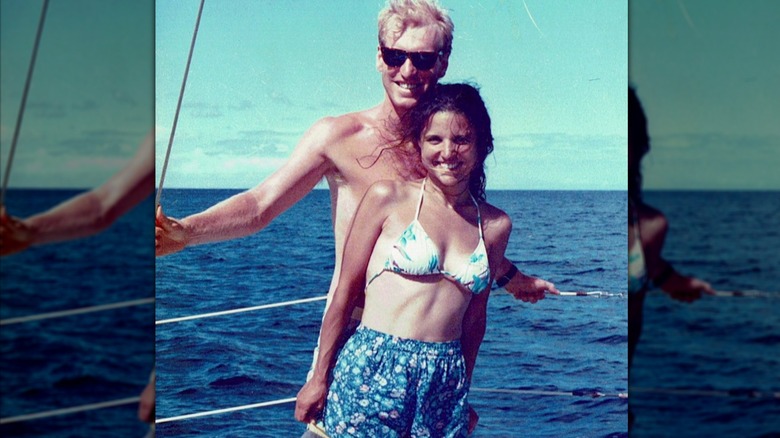 Julia Louis-Dreyfus et Brad Hall sur un bateau ensemble