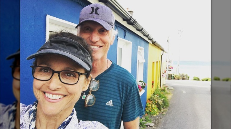 Brad Hall et Julia Louis-Dreyfus prennent un selfie en vacances