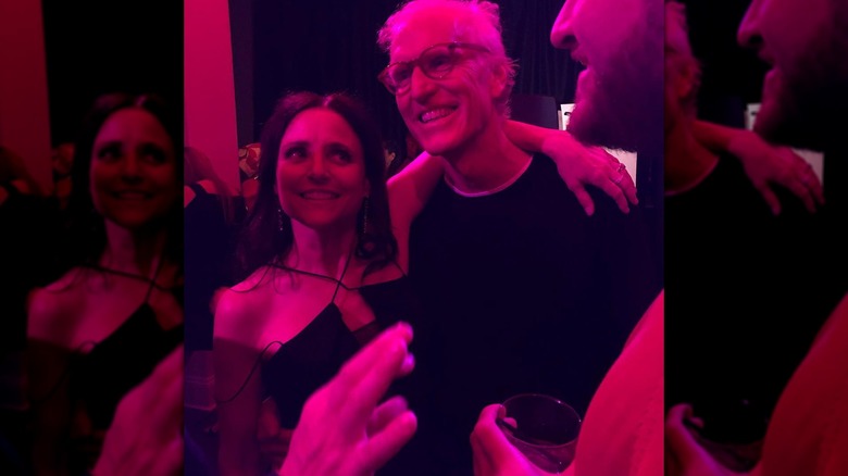 Brad Hall et Julia Louis-Dreyfus en conversation pendant la saison de production de VEEP