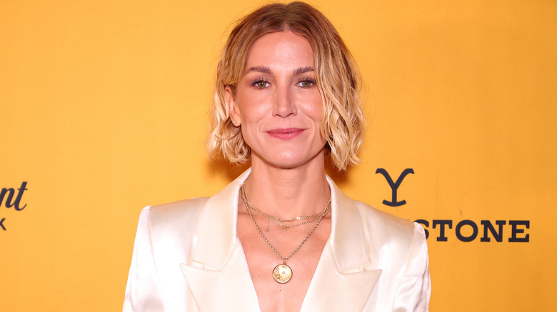 Jen Landon sourit sur le tapis rouge en 2022