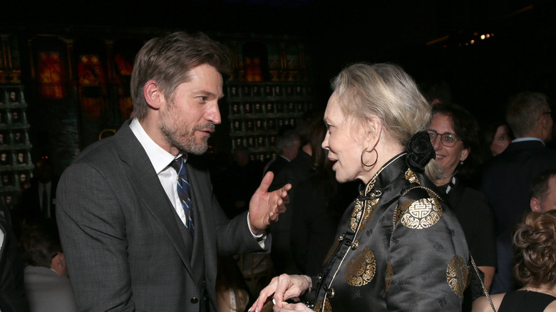 Faye Dunaway à la première de la saison 6 de Game of Thrones de HBO portant une veste noire et un chouchou