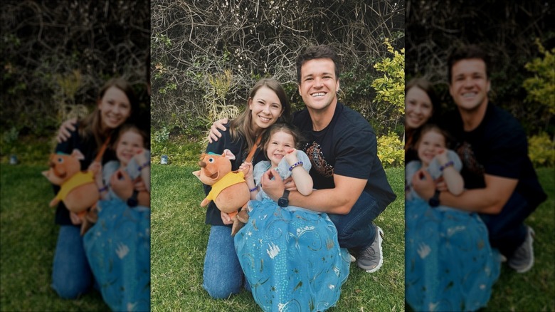 Bindi Irwin et Chandler Powell serrent dans leurs bras leur fille Grace, vêtue d'un costume de Cendrillon