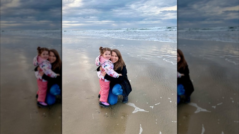 Bindi Irwin embrasse sa fille Grace à la plage