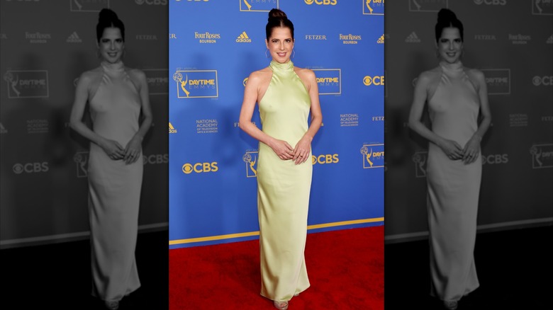Kelly Monaco sourit sur le tapis rouge en 2022
