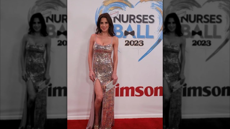 Kelly Monaco sourit sur le tapis rouge en 2023