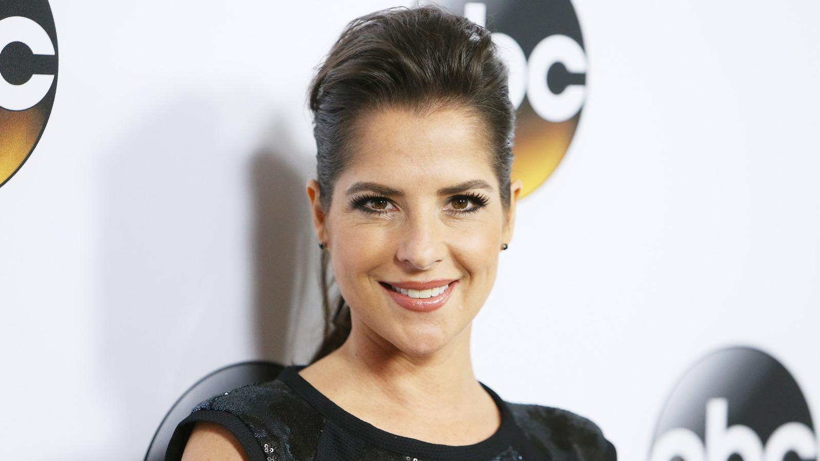 Les moments les mieux habillés de la star de l'Hôpital général Kelly Monaco dans la quarantaine, à l'écran et hors écran
