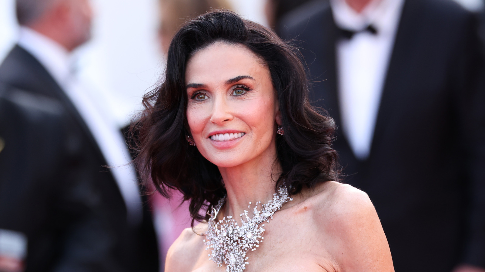 Demi Moore est l'inspiration ultime pour ne plus se maquiller après 60 ans