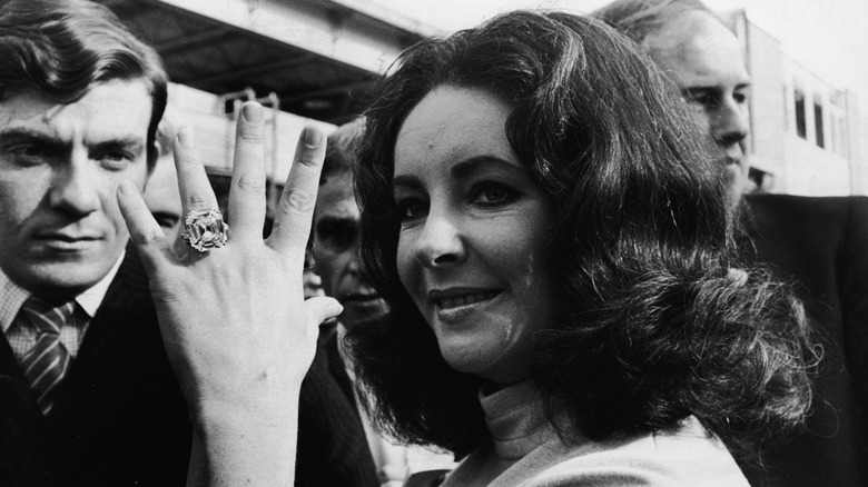 Photographie non datée d'Elizabeth Taylor montrant la bague Krupp