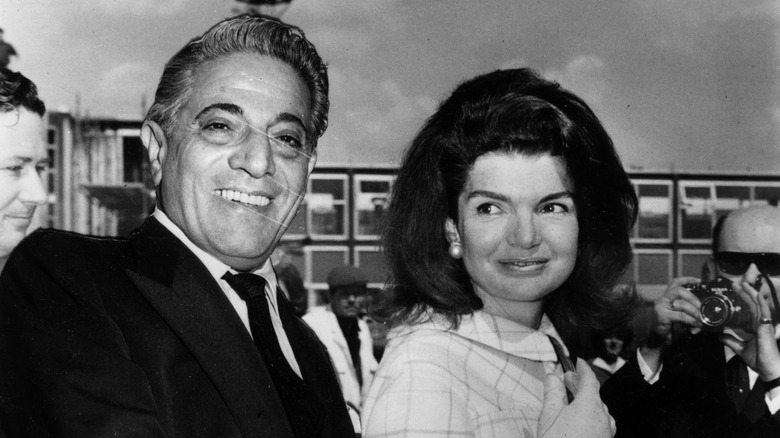 Aristote Onassis et Jackie Kennedy photographiés souriant ensemble
