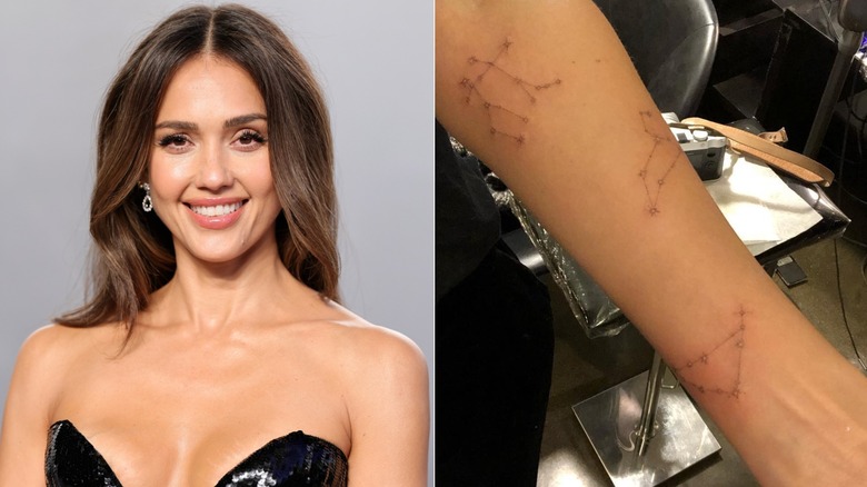 Image divisée de Jessica Alba souriante tout en portant une robe bustier et un gros plan d'un trio de tatouages ​​​​de constellation