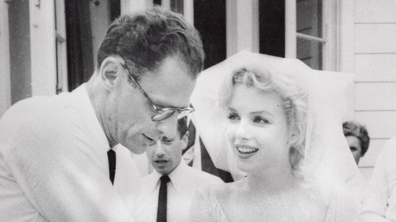 Arthur Miller et Marilyn Monroe lors de leur mariage à South Salem, New York