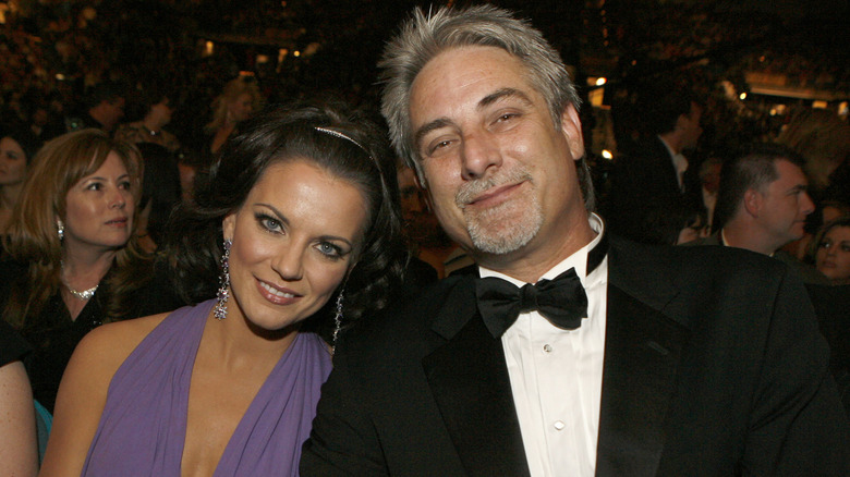 Martina et John McBride souriants et appuyés l'un contre l'autre en 2007